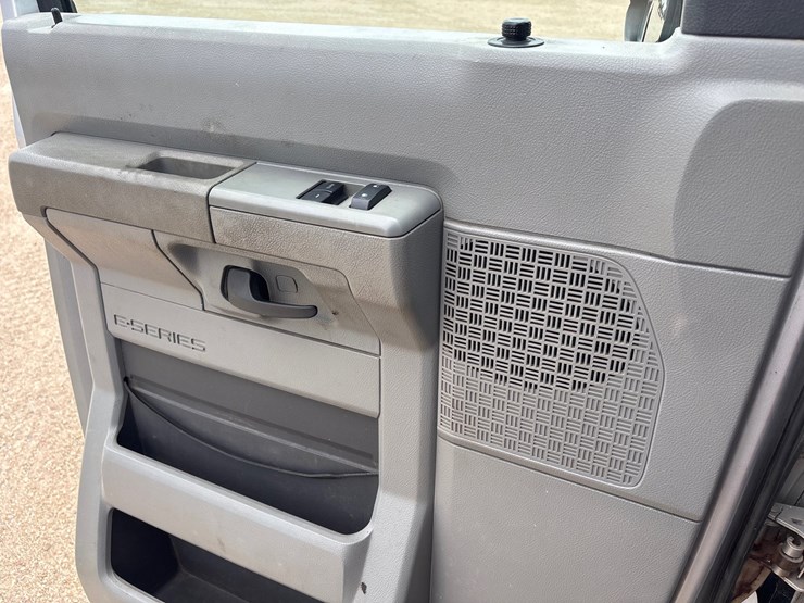 2013-ford-e350-image-11