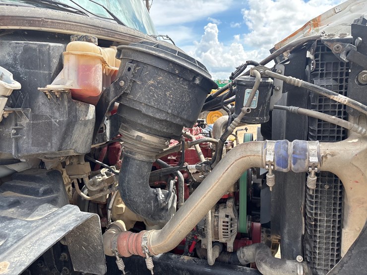 2015-freightliner-108sd-image-22