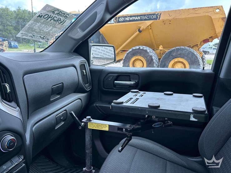 2022-chevrolet-silverado-1500-4x4-crew-cab-pickup-truck-image-22