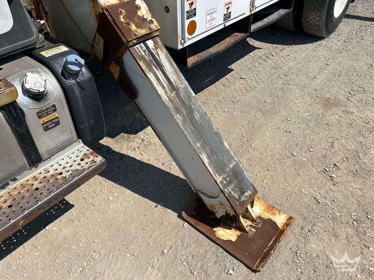 2016-freightliner-m2-106-image-18