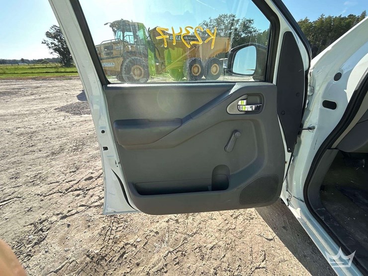 2013-nissan-ext-cab-pickup-truck-image-8