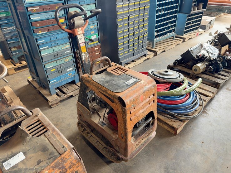 mikasa-mvh-408gh-reversible-plate-compactor-image-2