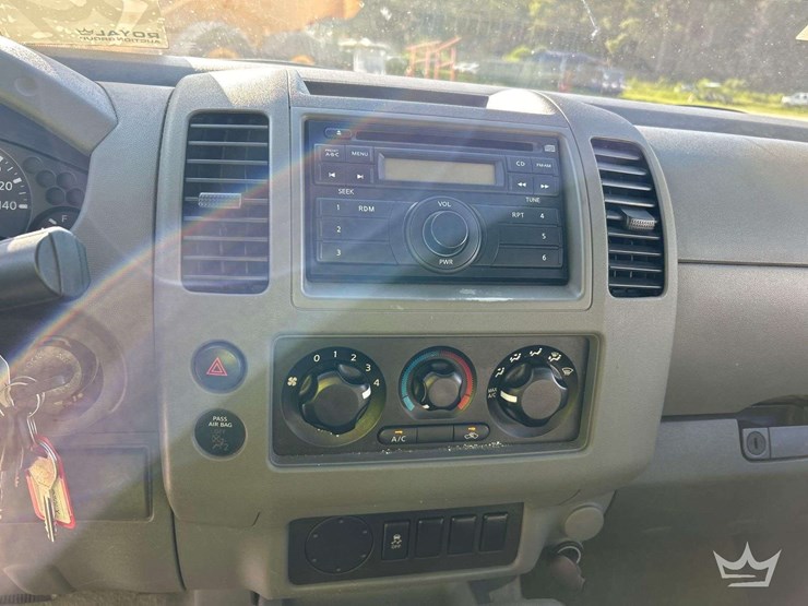 2013-nissan-ext-cab-pickup-truck-image-15