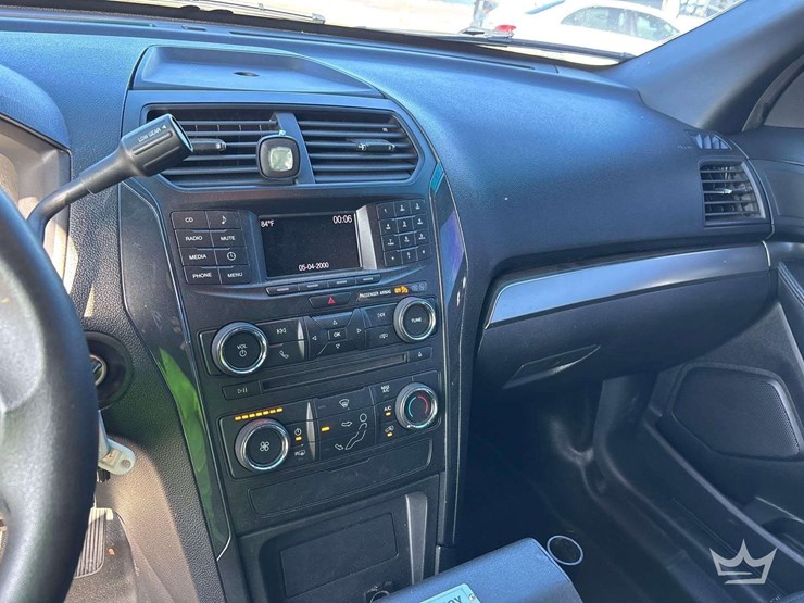 2016-ford-explorer-image-15