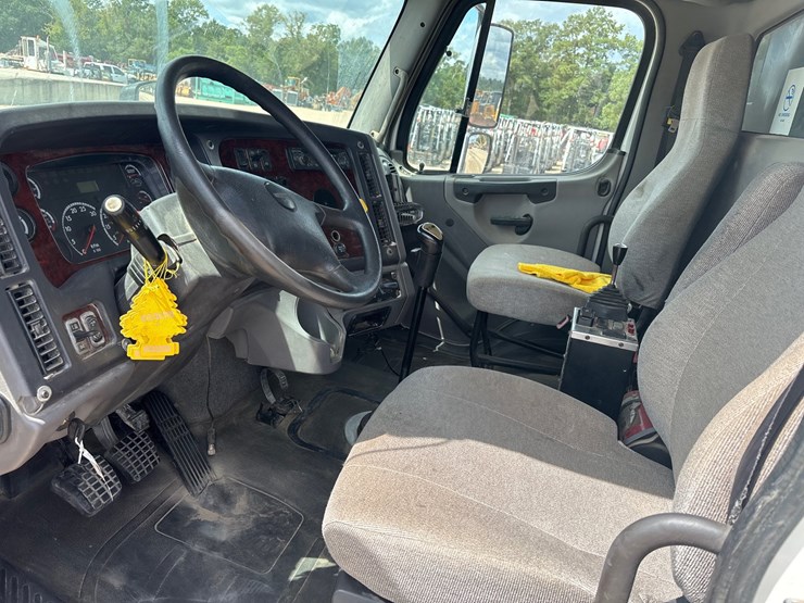 2015-freightliner-108sd-image-11