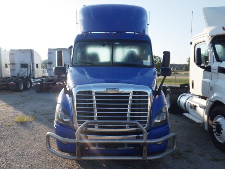 2018-freightliner-cascadia-113-image-2