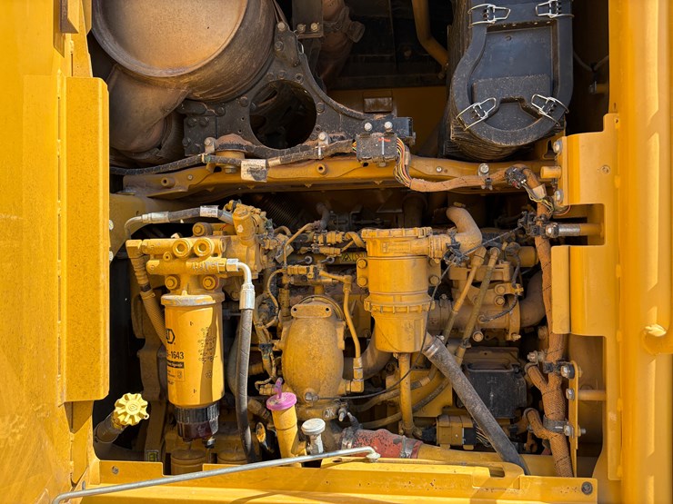 caterpillar-140m2-awd-image-7