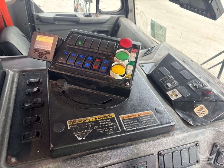 2019-peterbilt-520-image-29