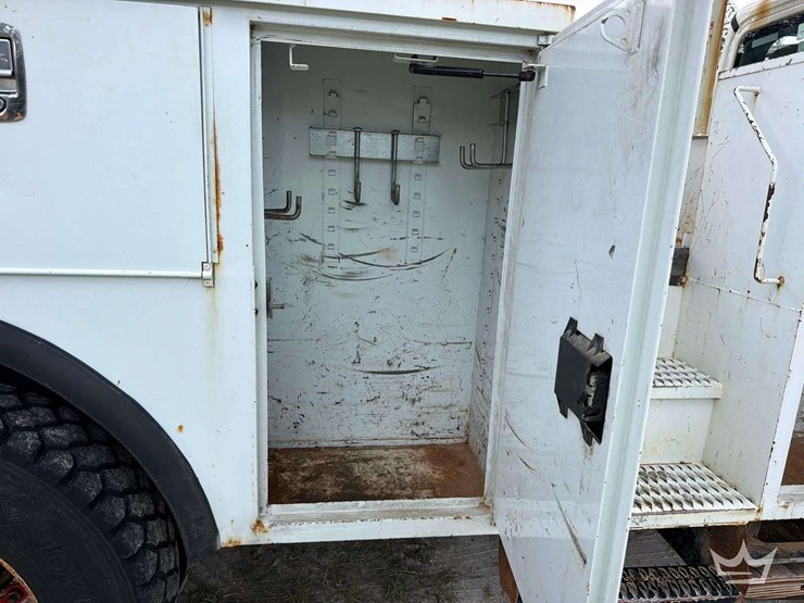 2014-freightliner-m2-106-image-19