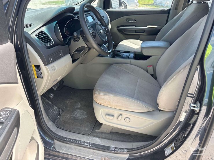2015-kia-sedona-image-12