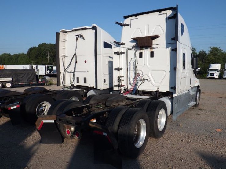 2015-freightliner-cascadia-125-image-13