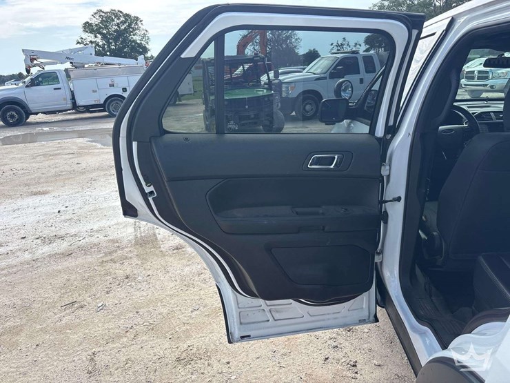 2018-ford-explorer-image-18