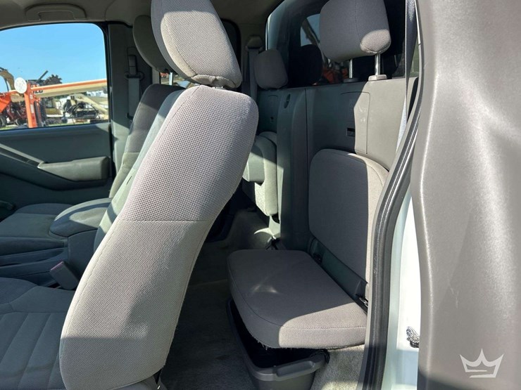 2013-nissan-ext-cab-pickup-truck-image-17