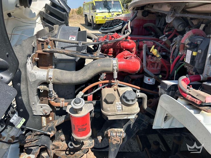 2016-freightliner-m2-106-image-7