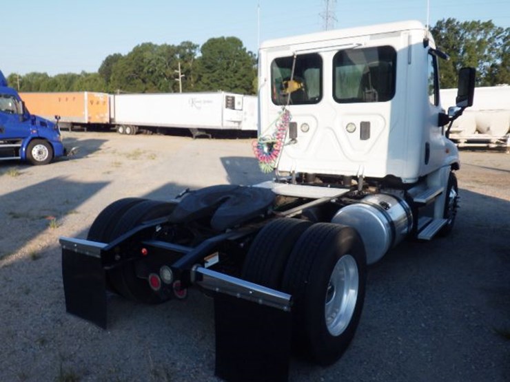 2017-freightliner-cascadia-125-image-7