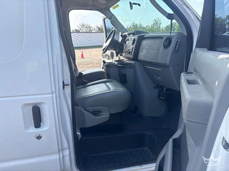 2012-ford-cargo-image-19