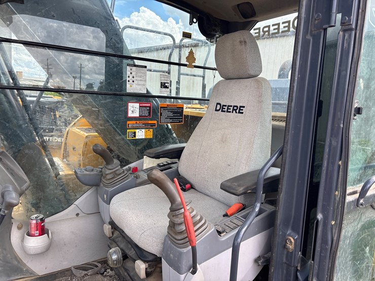 2019-deere-250g-lc-image-24