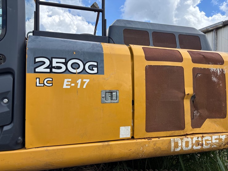 2019-deere-250g-lc-image-21