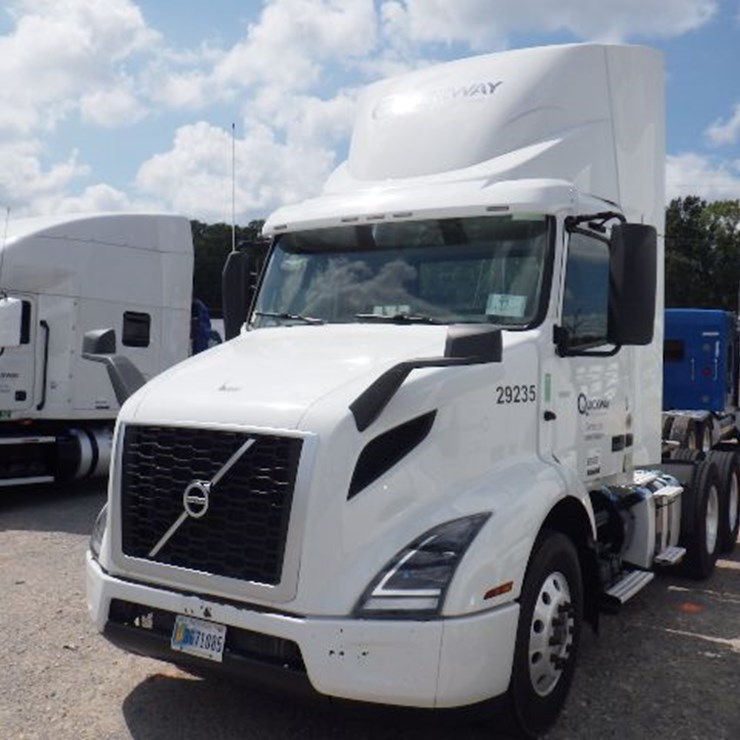 2019 VOLVO VNR300