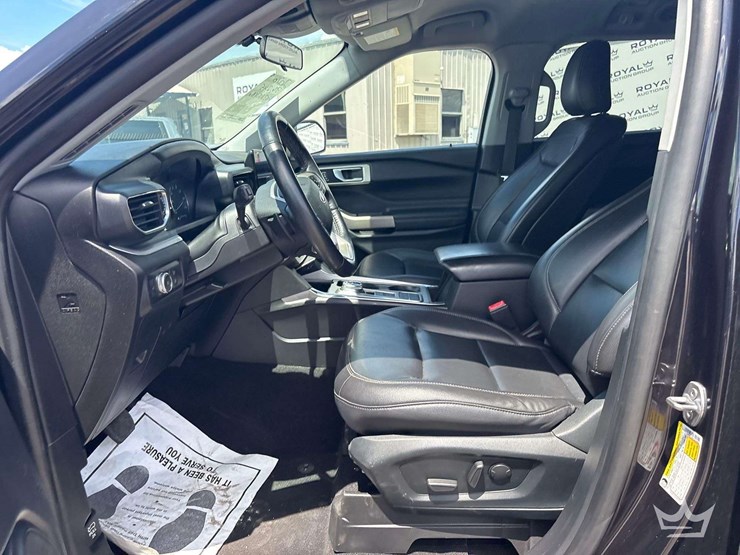 2020-ford-explorer-image-11