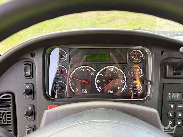 2014-freightliner-m2-106-image-7