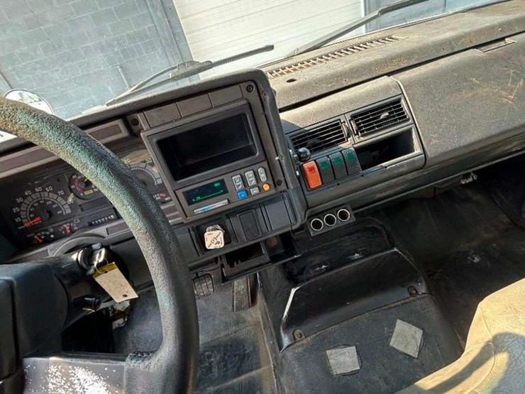 2002-gmc-7500-image-12
