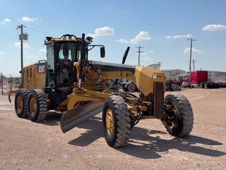 caterpillar-140m2-awd-image-1