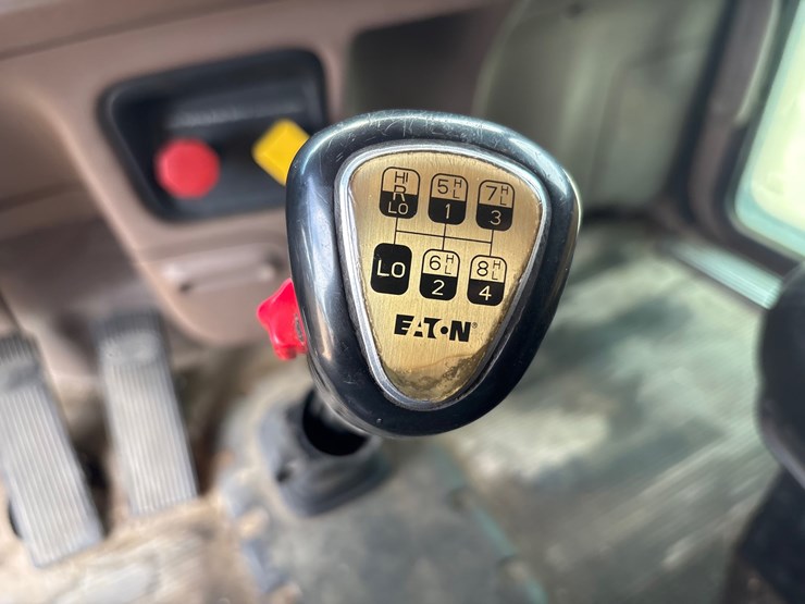 2015-peterbilt-389-image-18