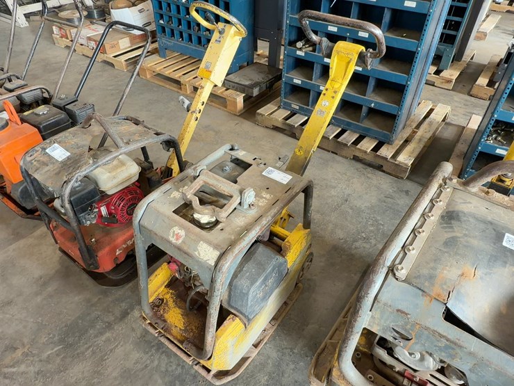wacker-neuson-3050aus-reversible-plate-compactor-image-1