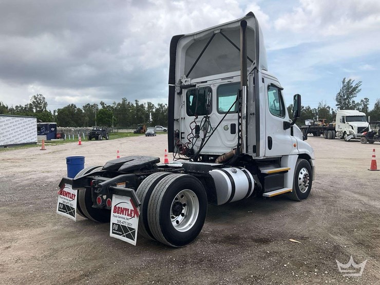 2017-freightliner-cascadia-125-image-3