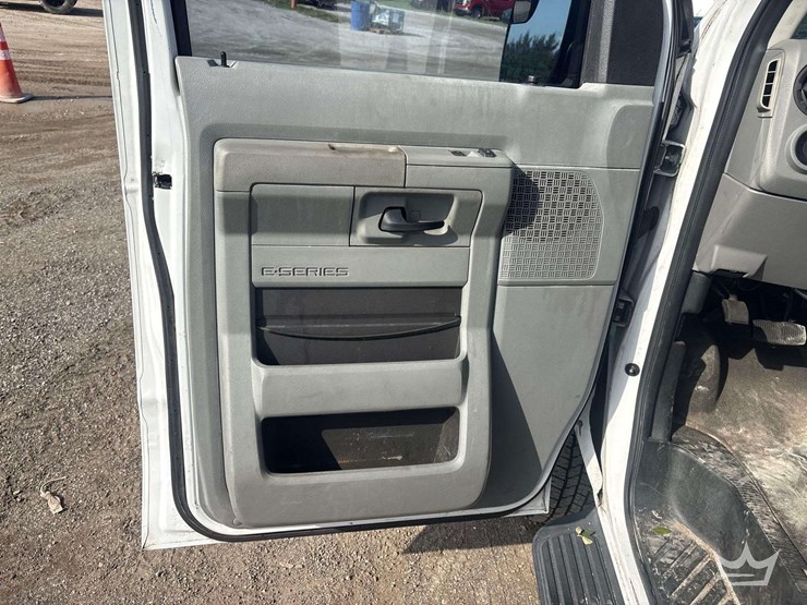 2012-ford-cargo-image-22
