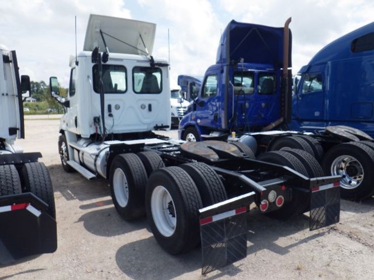 2019-freightliner-cascadia-113-image-12