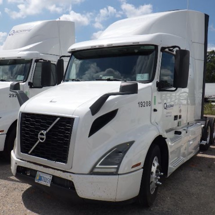 2019 VOLVO VNR300