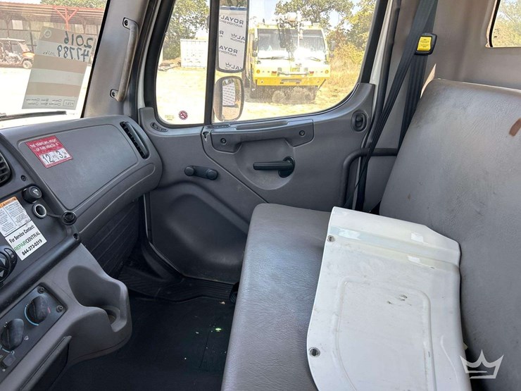2016-freightliner-m2-106-image-17