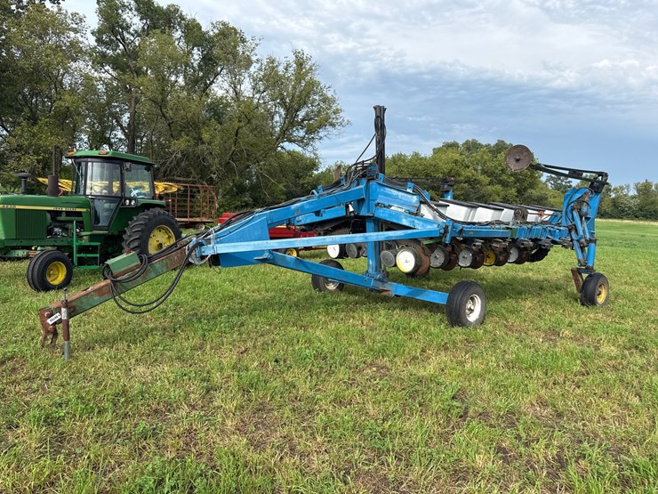 #755-•-kinze-12-row-planter-image-1