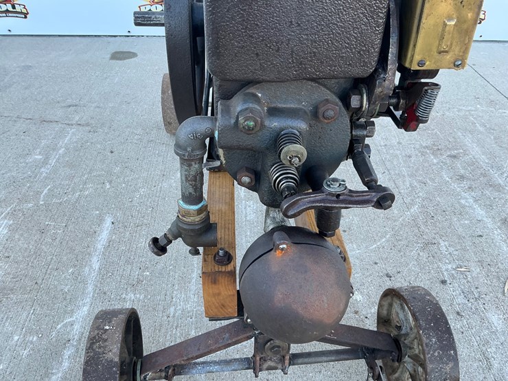 #5066-•-waterloo-boy-hit-and-miss-stationary-engine-on-transport-cart-image-9