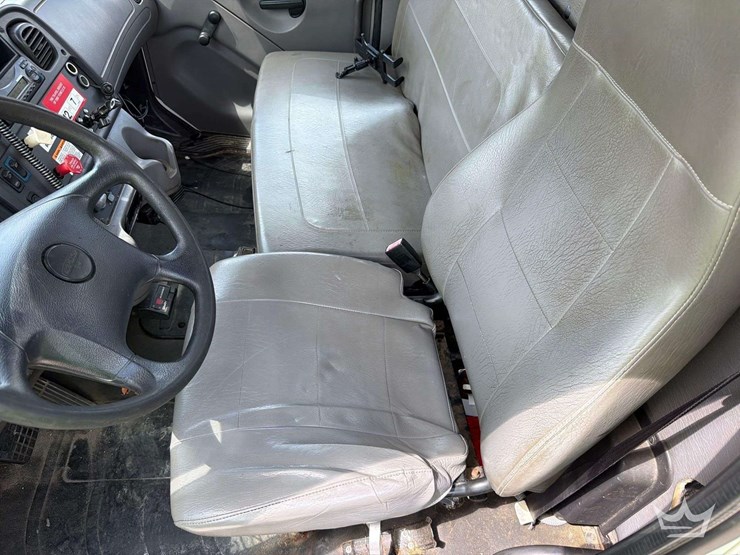 2014-freightliner-m2-106-image-13