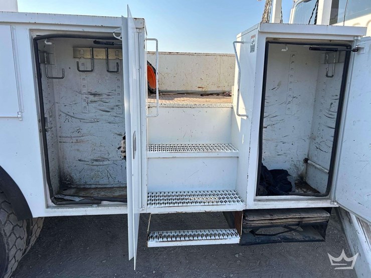 2014-freightliner-m2-106-image-29