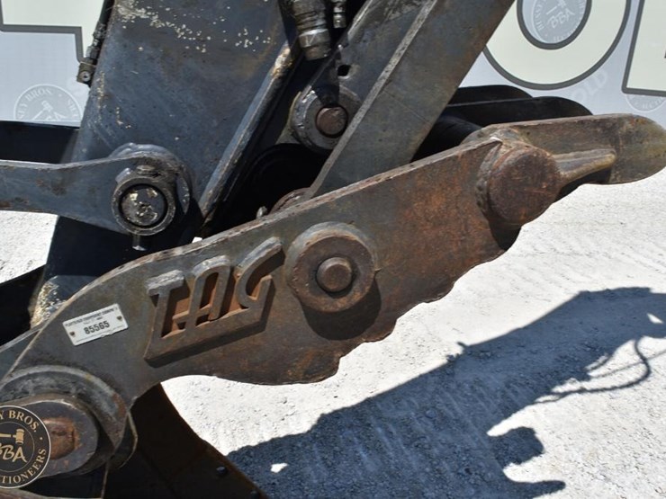 2014-deere-135g-image-39