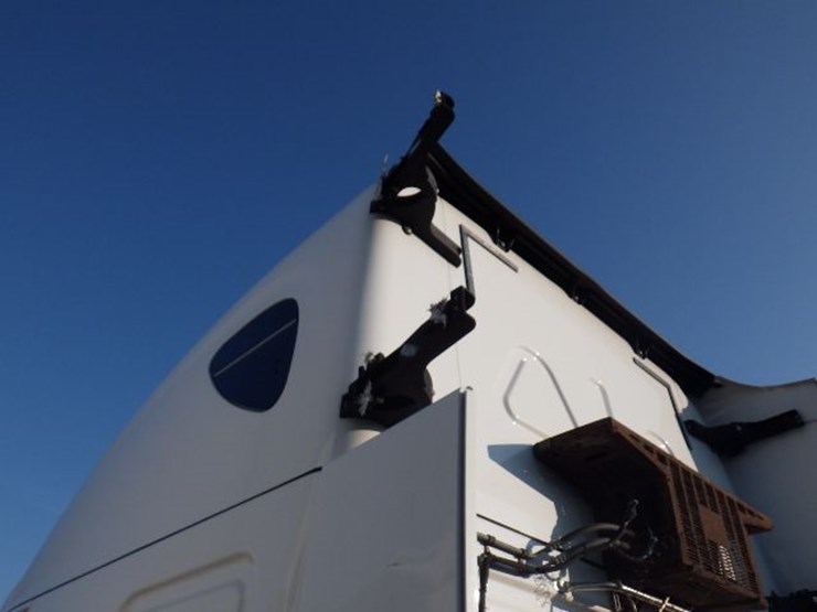 2015-freightliner-cascadia-125-image-21