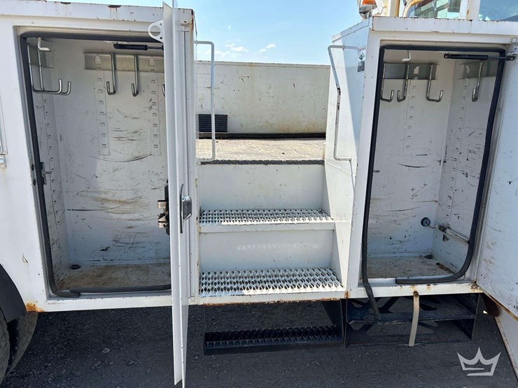 2016-freightliner-m2-106-image-29