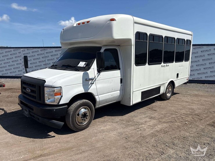 2014-ford-e350-image-1