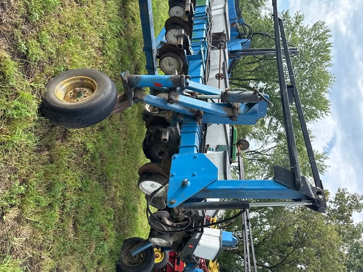 #755-•-kinze-12-row-planter-image-3