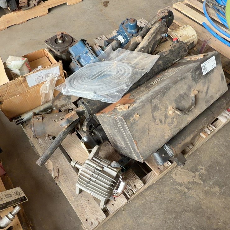 QUANTITY OF ASSORTED PARTS