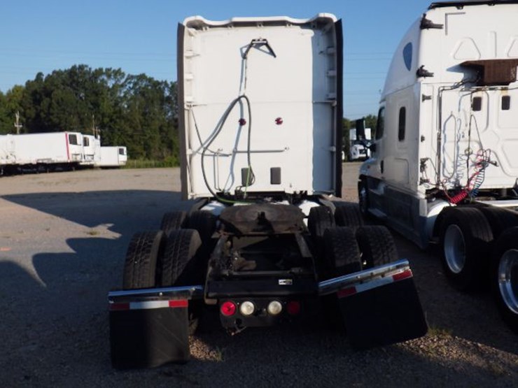 2015-kenworth-t680-image-11