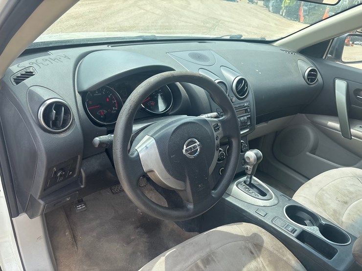 2013-nissan-rogue-s-image-8