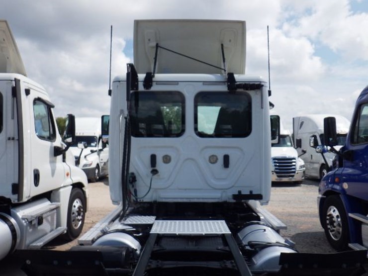 2019-freightliner-cascadia-113-image-11