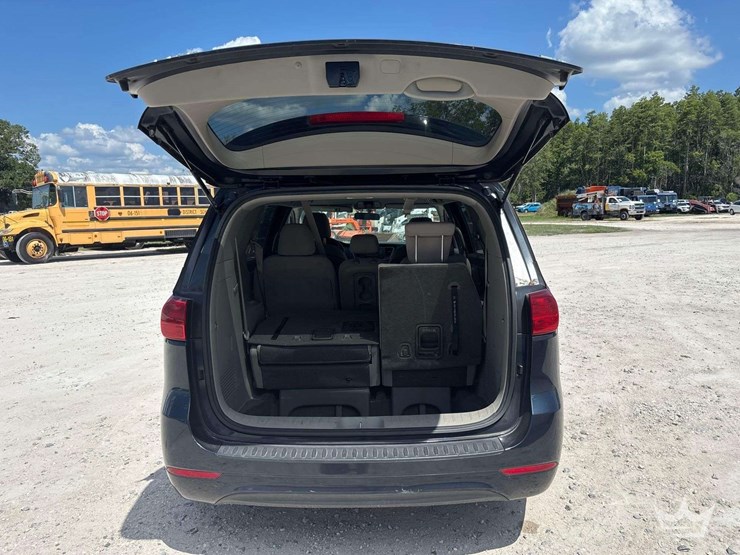 2015-kia-sedona-image-25