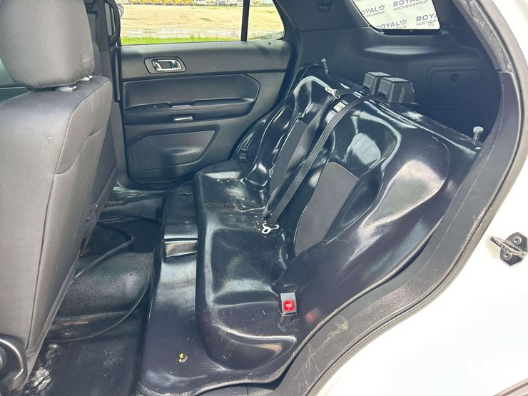 2016-ford-explorer-image-24
