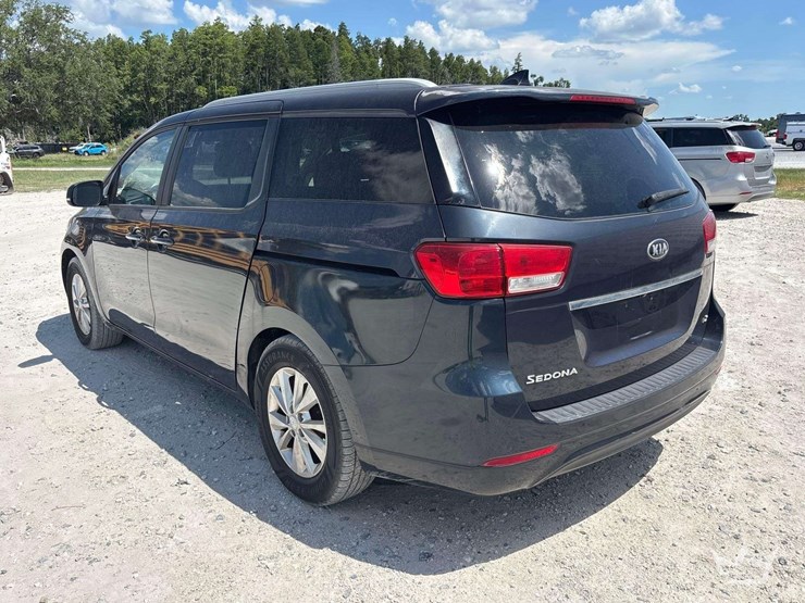 2015-kia-sedona-image-3
